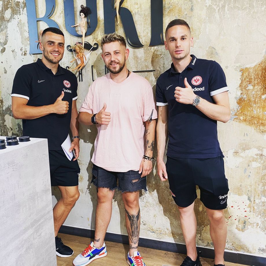 Filip Kostić und Mijat Gaćinović im Trainingsdress mit einem Stylisten im Salon