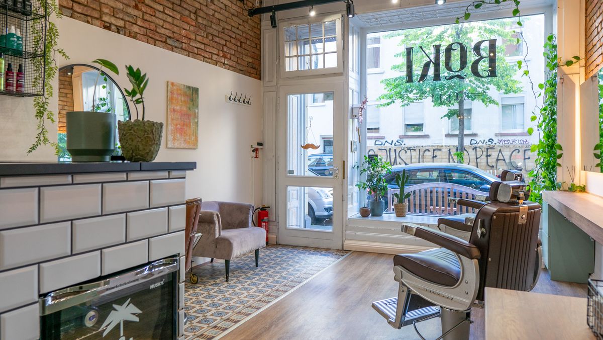 Heller Salon von Boki in der Großen Seestraße 40 mit Barberstuhl und Blick zur Schaufensterfront